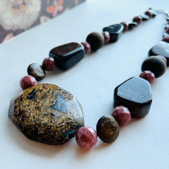 Chunky earth-tone stone necklace - Picture 5 of 8